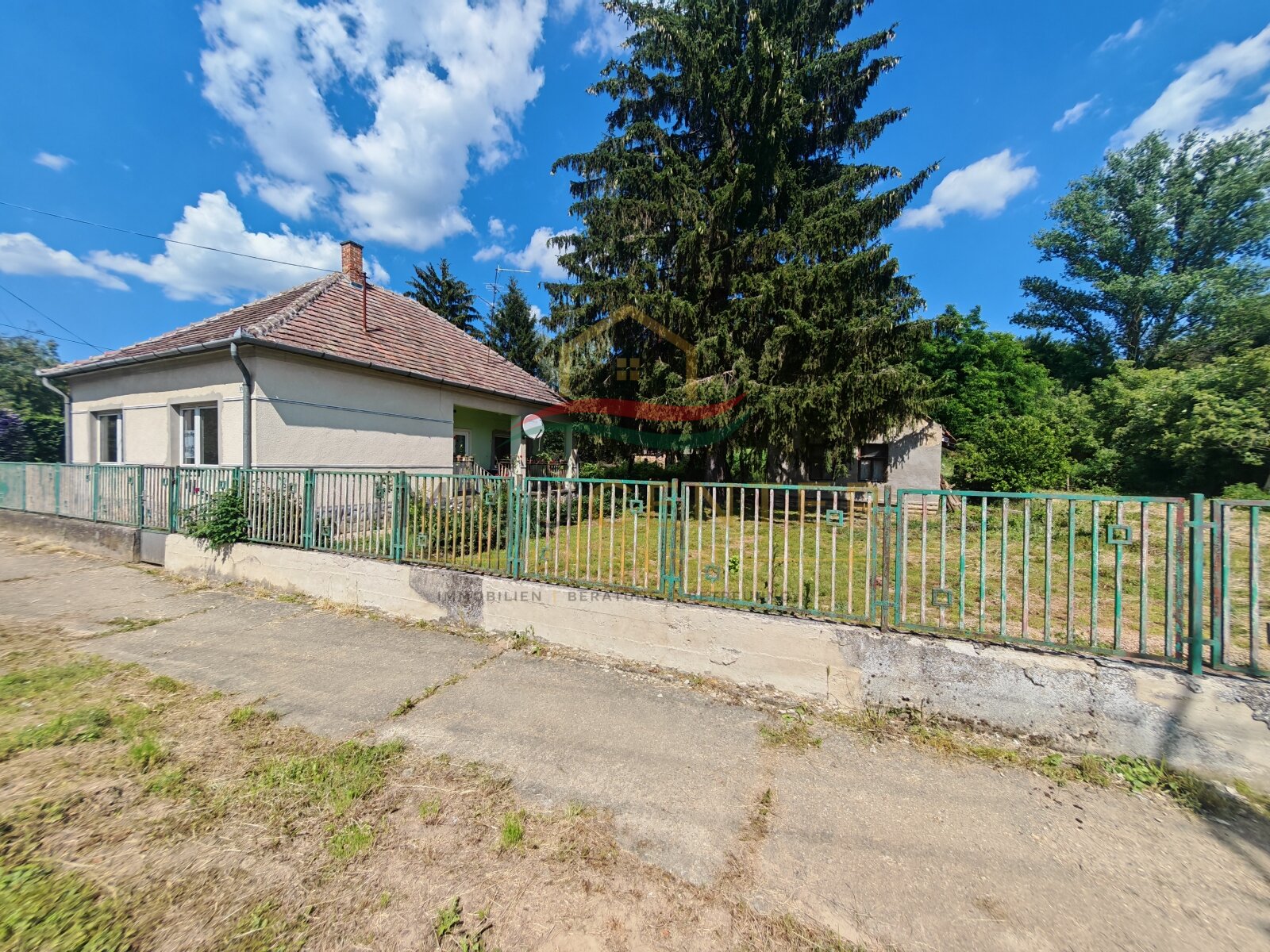 Huis dat renovatie behoeft, gelegen in een rustige en harmonieuze omgeving. – Marcali, foto 1 van 14