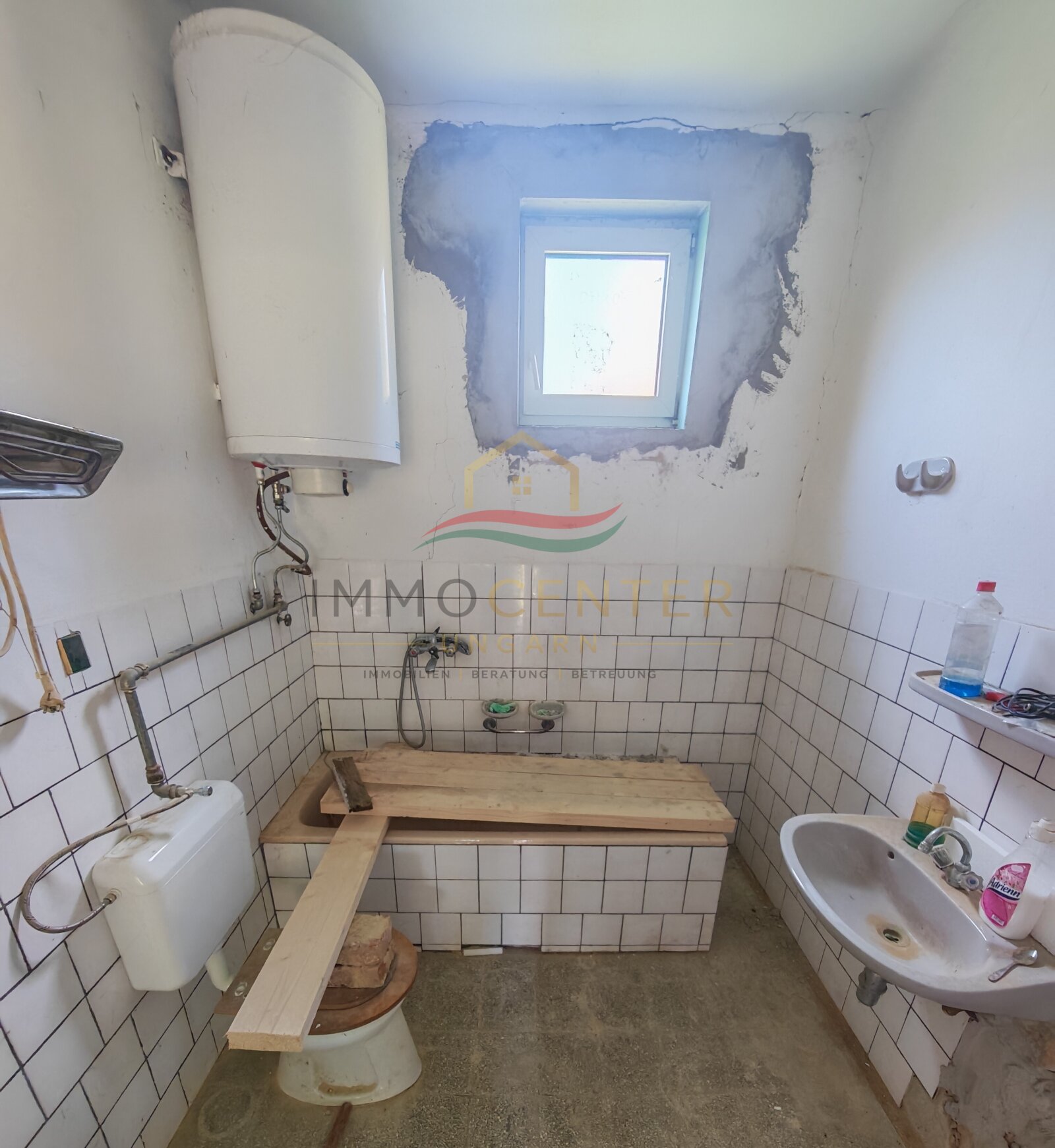 Huis dat renovatie behoeft, gelegen in een rustige en harmonieuze omgeving. – Marcali, foto 9 van 14