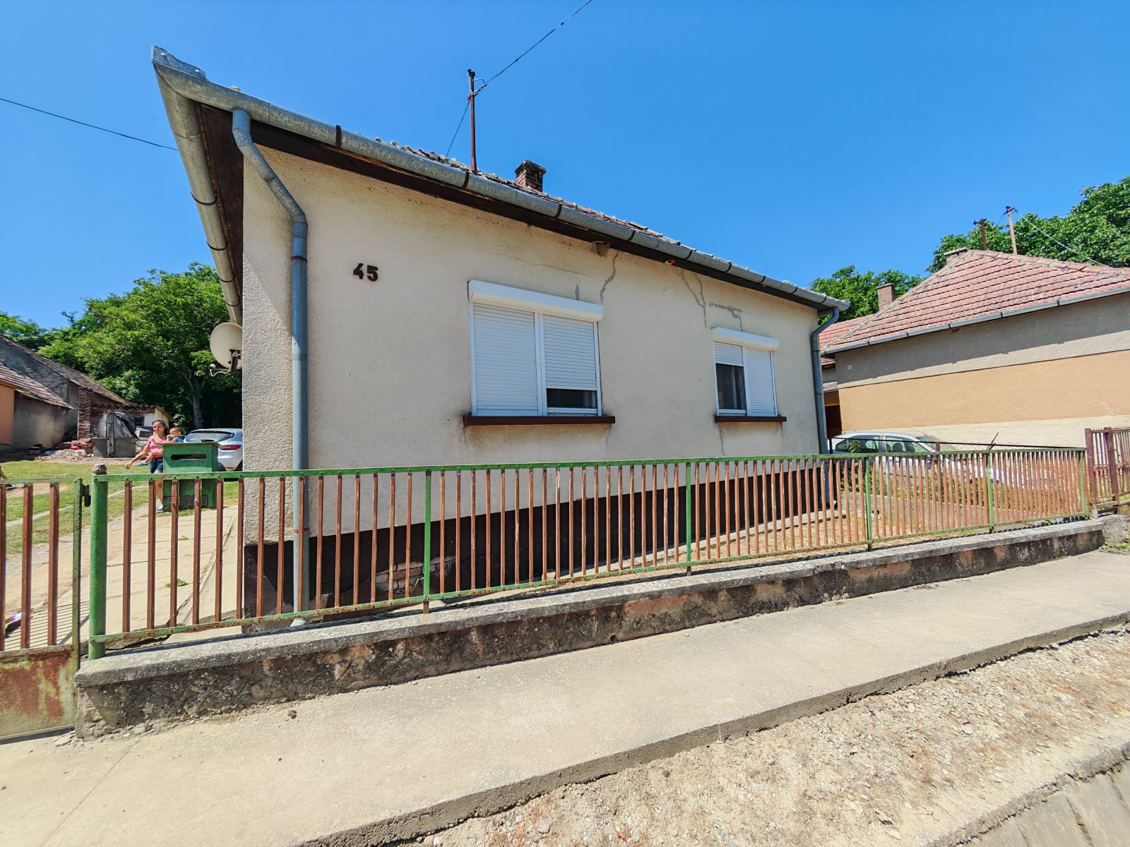 House in need of renovation in a quiet, harmonious setting – Szenyér, photo 2 of 12