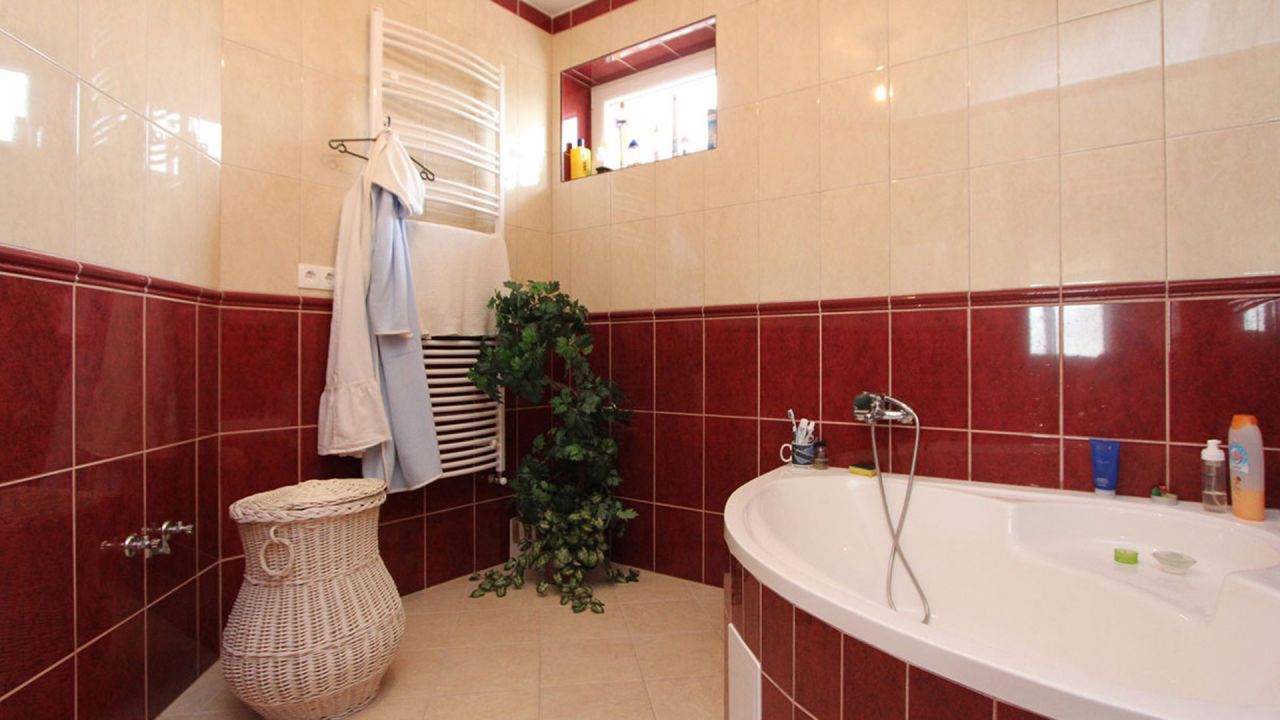 (AA) Large family house with practice or office; Everything is possible here! – Kehidakustány, photo 12 of 17