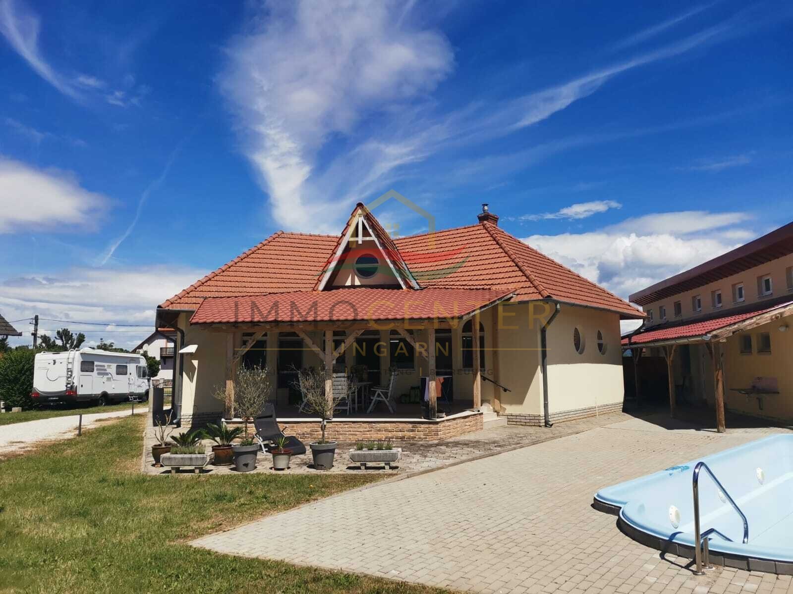 (AAA) Neuwertiges Landhaus mit Gästeappartment, Pool & Caravan-Stellplätzen – Balatonszentgyörgy, Bild 2 von 85