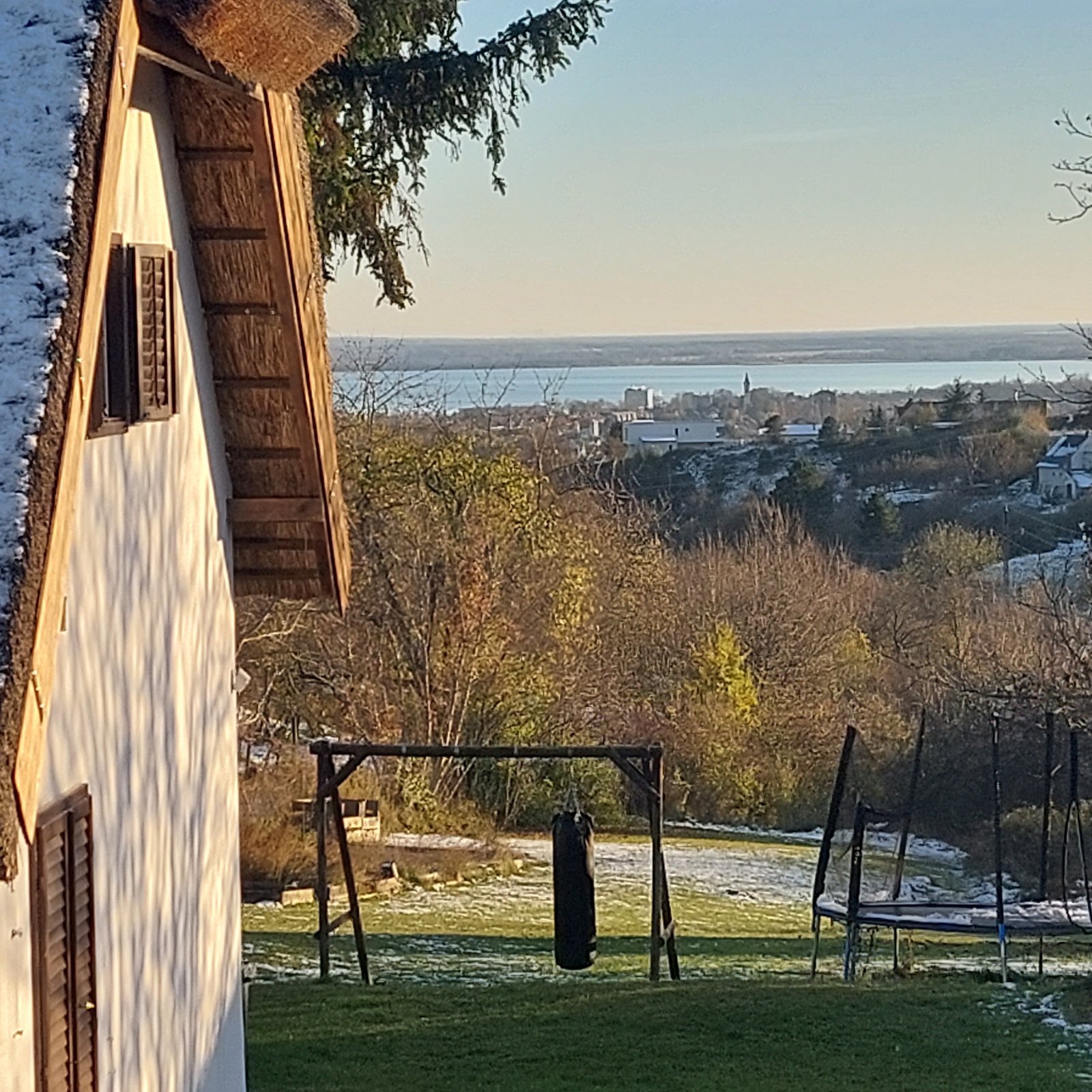 Fantastisch object voor 2 gezinnen aan de noordkust met uitzicht op het Balatonmeer (AAA) – Cserszegtomaj, foto 2 van 52