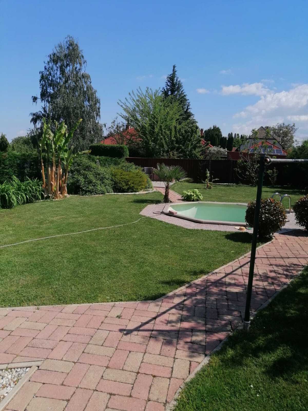 (A-B) Interessantes Baugrundstück in Seenähe & bereits mit Pool, schön eingewachsen – Balatonberény, Bild 1 von 10