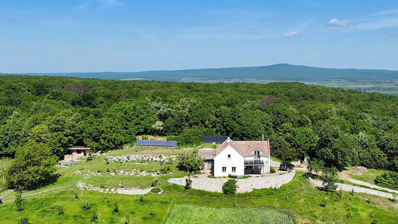 Exceptional properties combine nature, tranquility, comfort and independence across three plots of land. – bei Balatonszőlős, photo 1 of 34