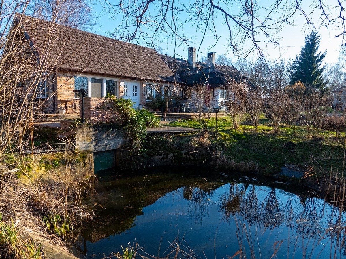 A beautifully renovated, unique detached house with an adjoining, versatile outbuilding. – Fehértó, photo 1 of 26