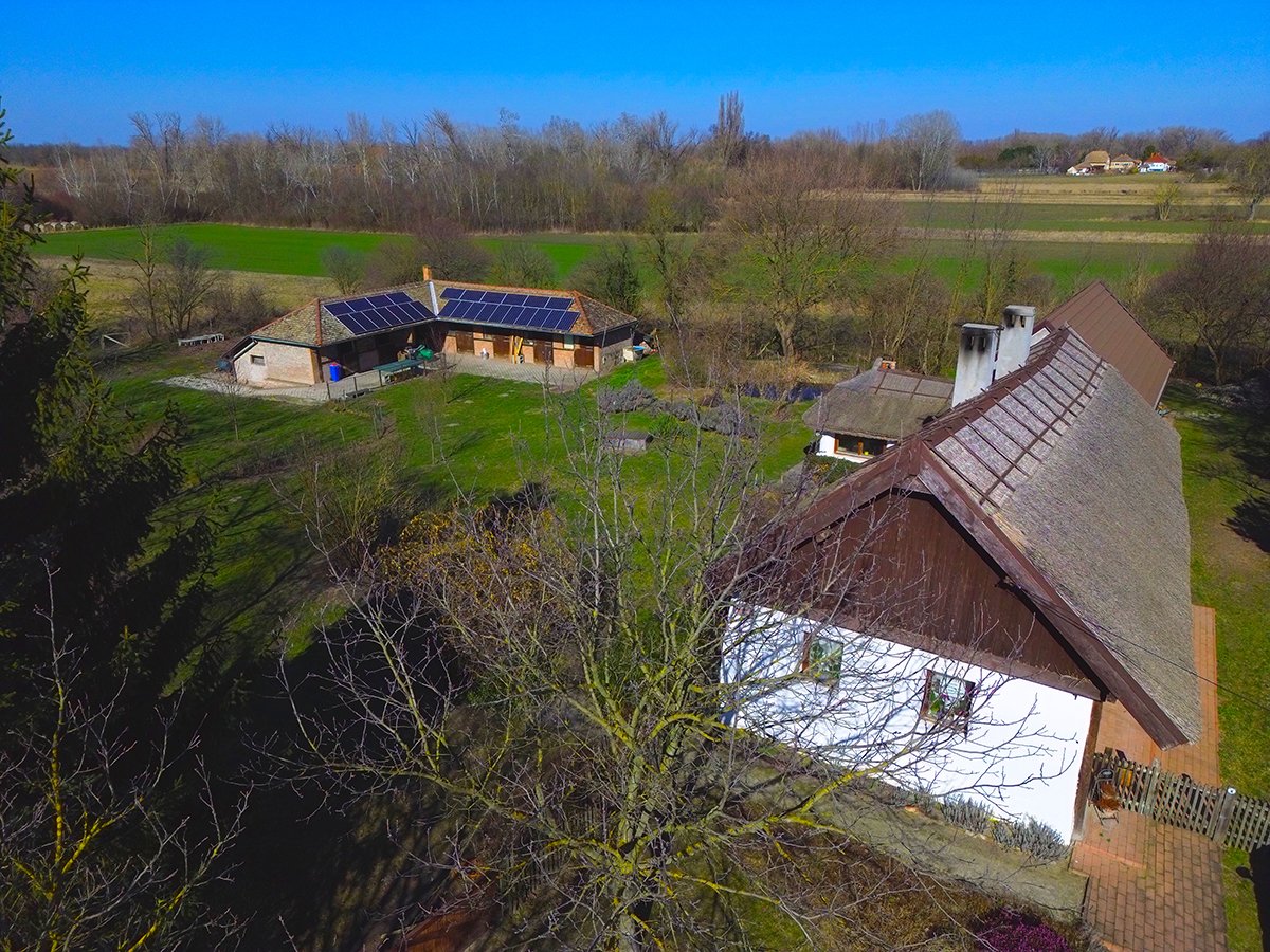 A beautifully renovated, unique detached house with an adjoining, versatile outbuilding. – Fehértó, photo 5 of 26
