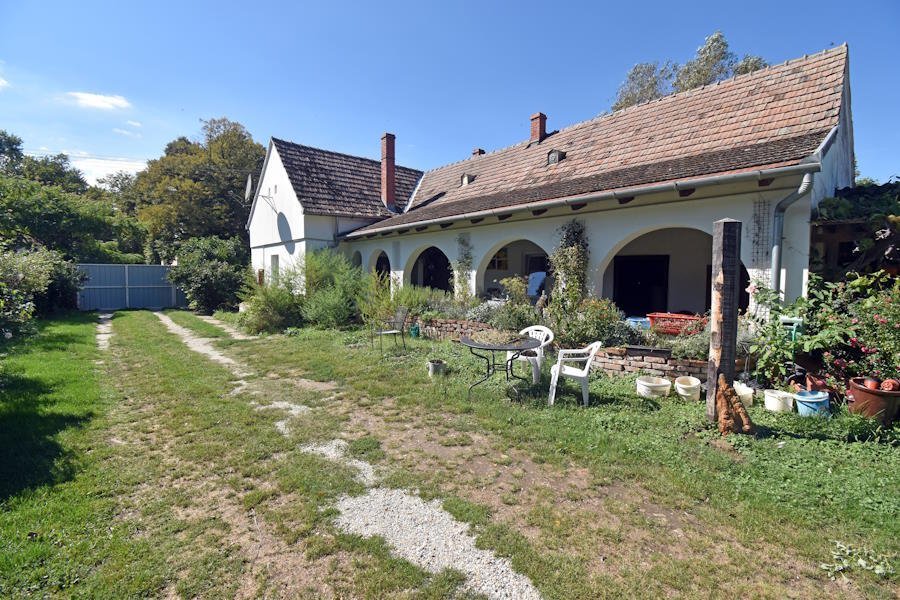 2 Landhäuser nebeneinander, eins bereits renoviert (BBA-FER0910) – Nagyszakácsi, Bild 1 von 33