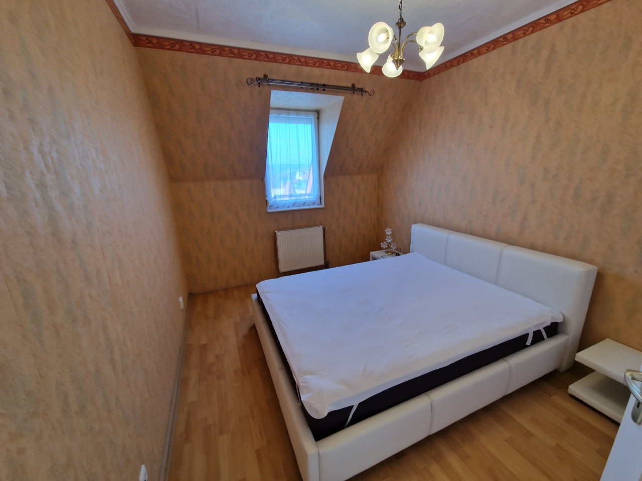 (AA) Nagyszerű, napfényes erkéllyel rendelkező bérelt lakás Héviz központjában, 12/17. kép