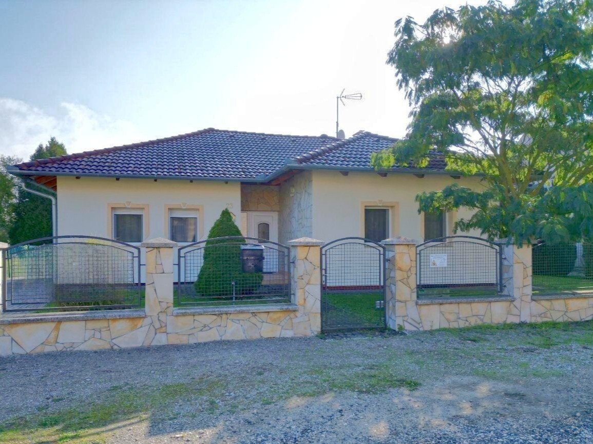 Exklusives und Gepflegtes Familienhaus in ruhiger, zentraler Lage Nähe Balaton – Kehidakustány, Bild 1 von 18