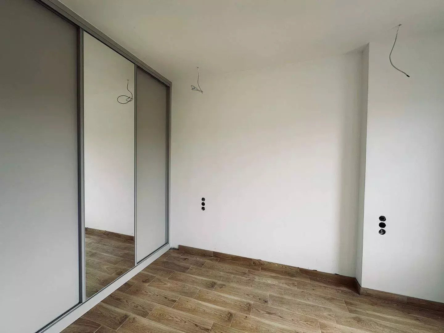 Komfort pur: Großzügiger Einbauschrank mit Spiegeltüren und hochwertigem Holzparkett - Ihr neues Zuhause wartet!, 3/11. kép