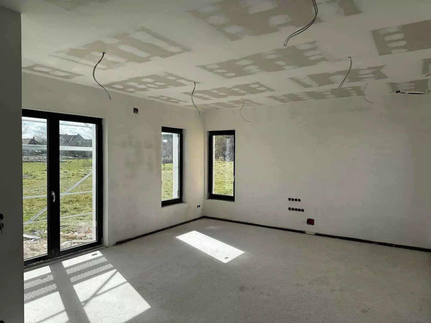 Lichtdurchfluteter Wohntraum mit intelligenter Raumaufteilung und modernen Panoramafenstern, 4/11. kép