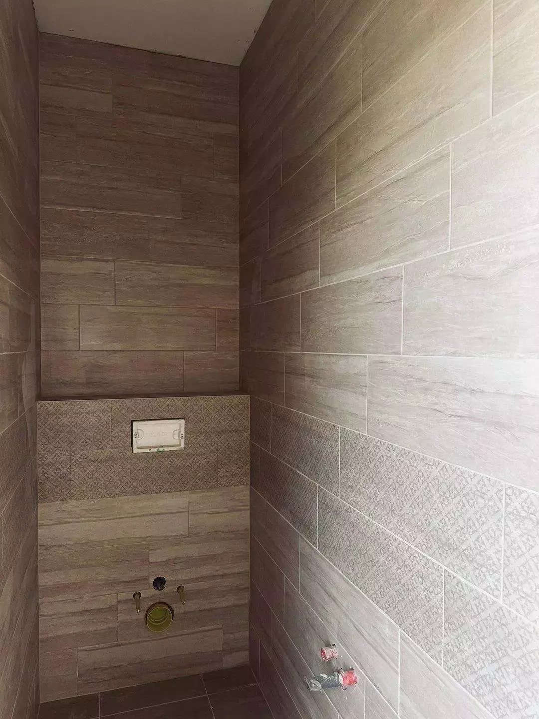 Exklusives Gäste-WC mit hochwertiger Holzoptik-Keramik und dekorativem Mosaikmuster, Bild 7 von 11