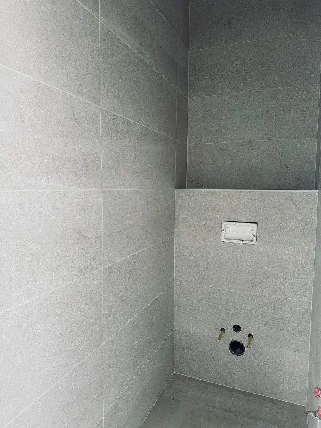 Exklusive Wohlfühloase: Hochwertig geflieste Dusche mit moderner Wandgestaltung und intelligenter Installationstechnik, 6/11. kép