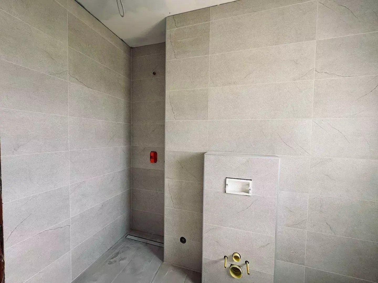 Exklusive Dusche mit Design-Wanneneinbau und hochwertiger Wandverfliesung - Luxus-Badezimmergestaltung auf höchstem Niveau!, 8/11. kép