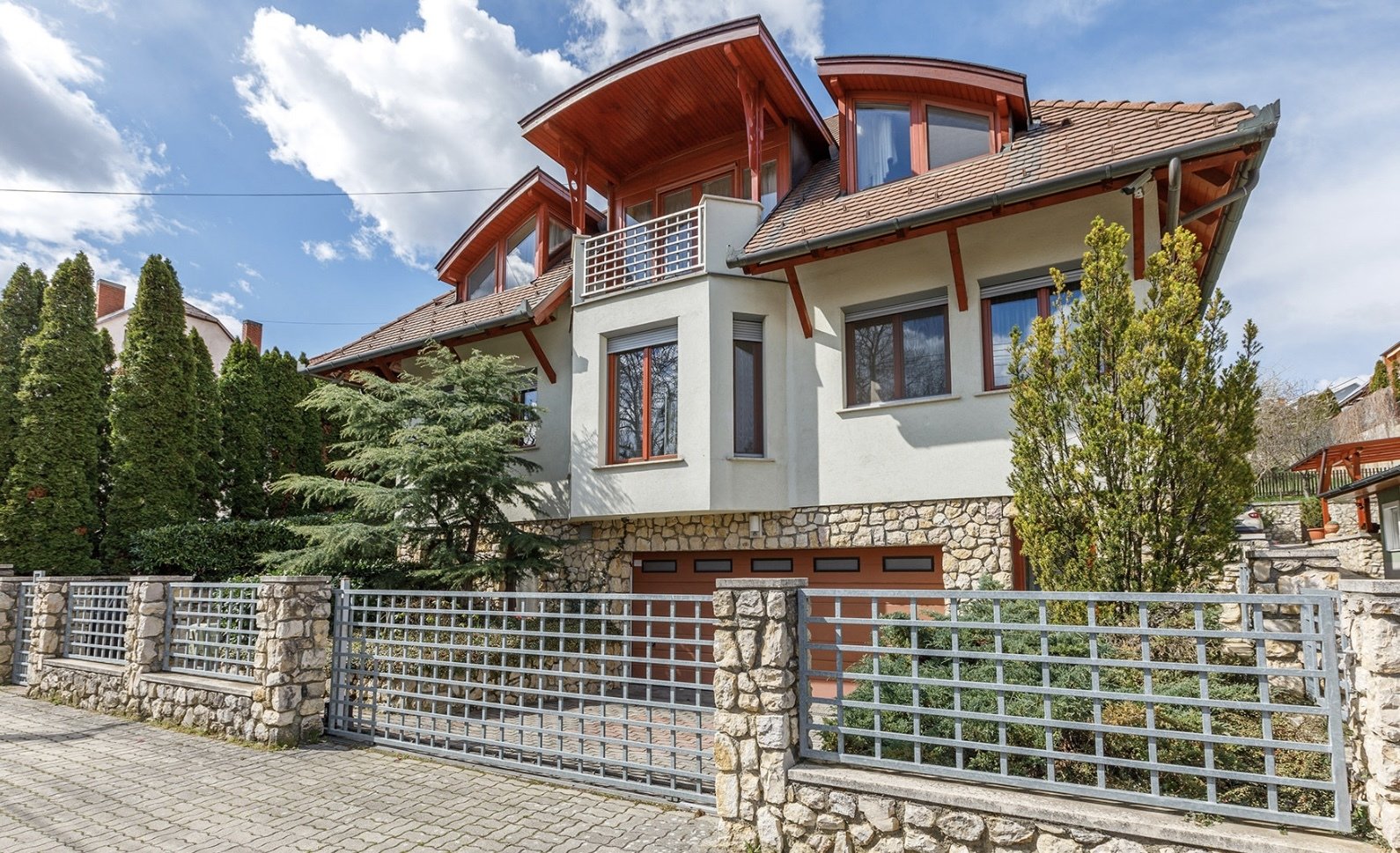 Exclusief en goed onderhouden familiehuis op een rustige, centrale locatie nabij het Balatonmeer – Hévíz, foto 1 van 19