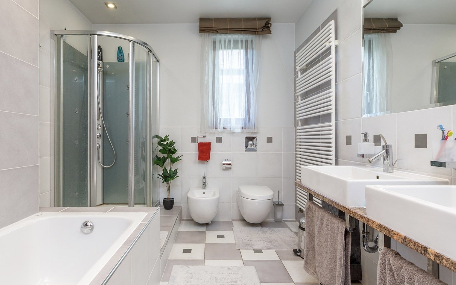Exclusief en goed onderhouden familiehuis op een rustige, centrale locatie nabij het Balatonmeer – Hévíz, foto 14 van 19