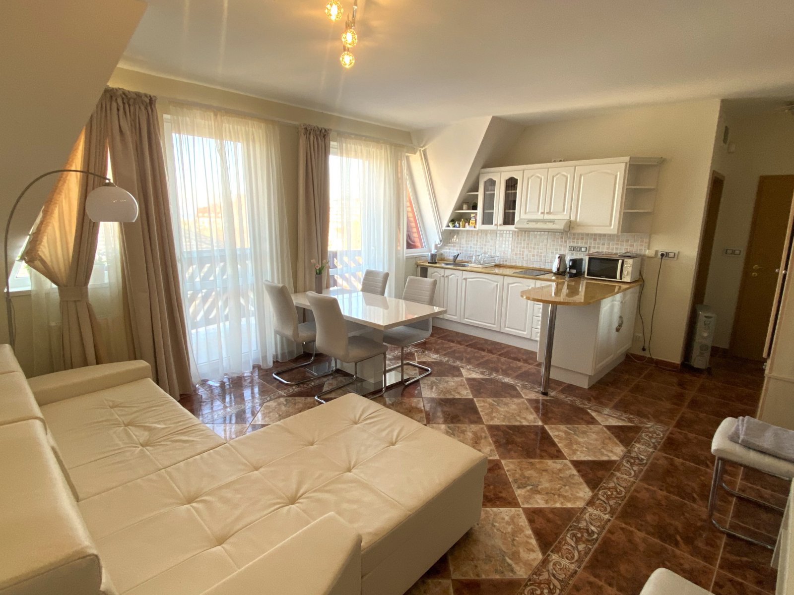(AAA) Wohnung mit Balkon im beliebten ungarischen Badeort – Balatonlelle, Bild 1 von 21