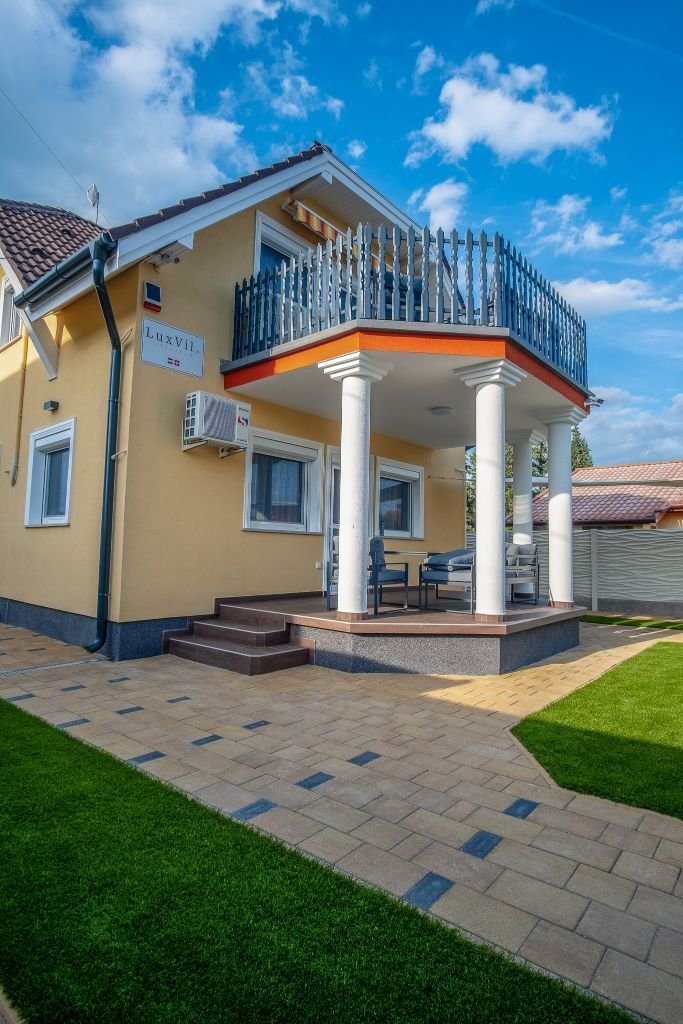 A luxurious family home in the immediate vicinity of the shore of Lake Balaton, which can also be used as an apartment. – Balatonkeresztúr, photo 1 of 45