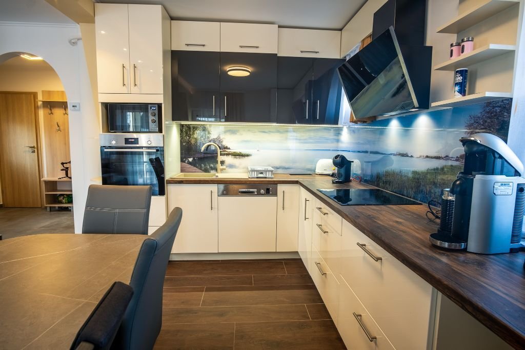 A luxurious family home in the immediate vicinity of the shore of Lake Balaton, which can also be used as an apartment. – Balatonkeresztúr, photo 17 of 45