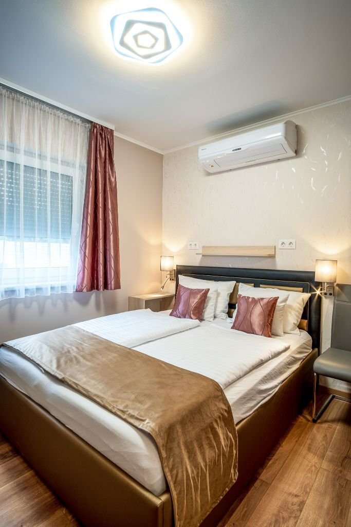 A luxurious family home in the immediate vicinity of the shore of Lake Balaton, which can also be used as an apartment. – Balatonkeresztúr, photo 24 of 45