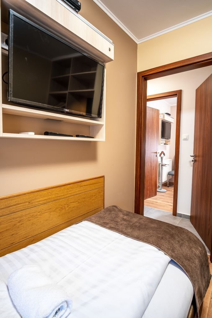 A luxurious family home in the immediate vicinity of the shore of Lake Balaton, which can also be used as an apartment. – Balatonkeresztúr, photo 26 of 45
