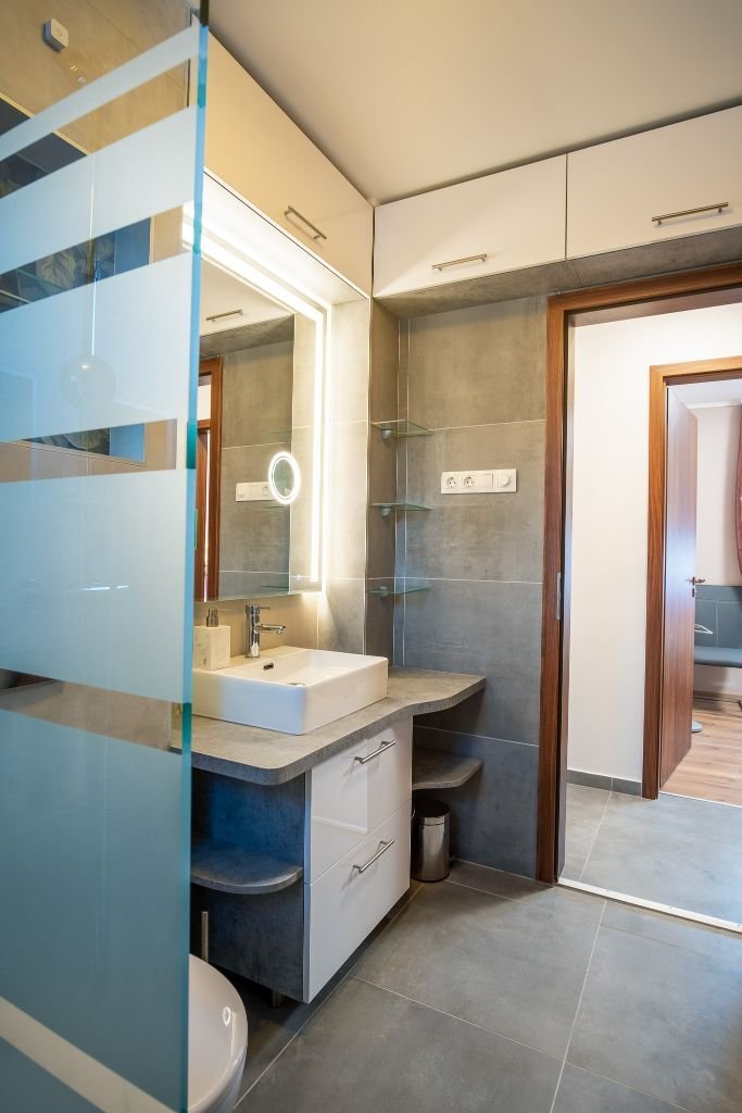 A luxurious family home in the immediate vicinity of the shore of Lake Balaton, which can also be used as an apartment. – Balatonkeresztúr, photo 29 of 45