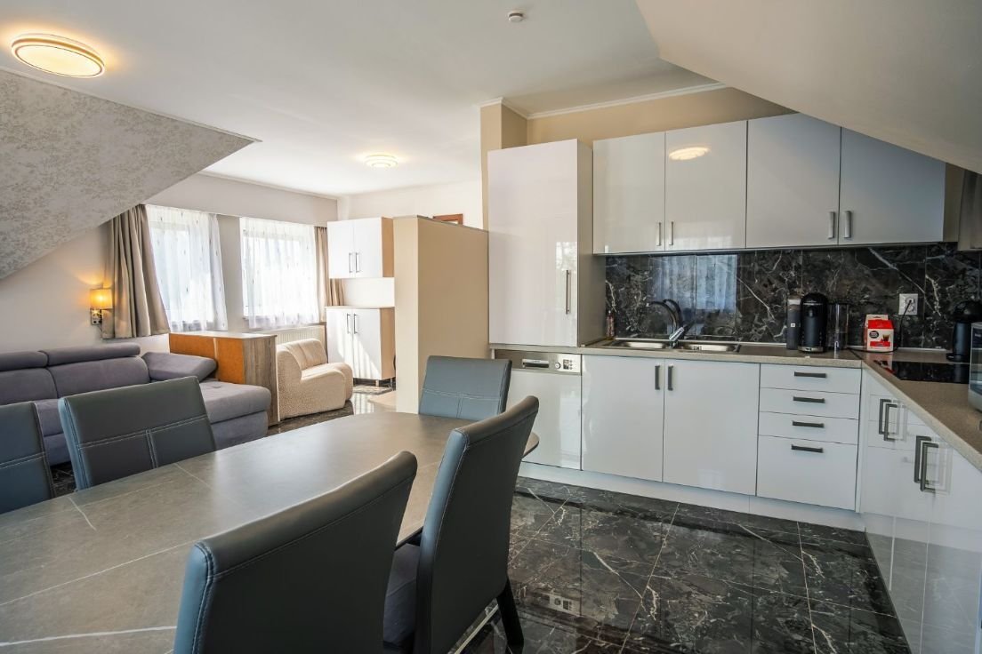 A luxurious family home in the immediate vicinity of the shore of Lake Balaton, which can also be used as an apartment. – Balatonkeresztúr, photo 30 of 45