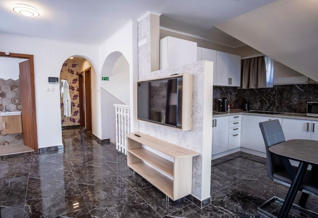 A luxurious family home in the immediate vicinity of the shore of Lake Balaton, which can also be used as an apartment. – Balatonkeresztúr, photo 31 of 45