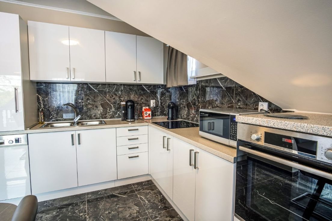 A luxurious family home in the immediate vicinity of the shore of Lake Balaton, which can also be used as an apartment. – Balatonkeresztúr, photo 32 of 45