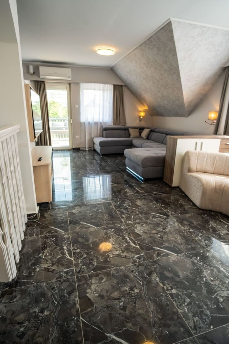 A luxurious family home in the immediate vicinity of the shore of Lake Balaton, which can also be used as an apartment. – Balatonkeresztúr, photo 34 of 45