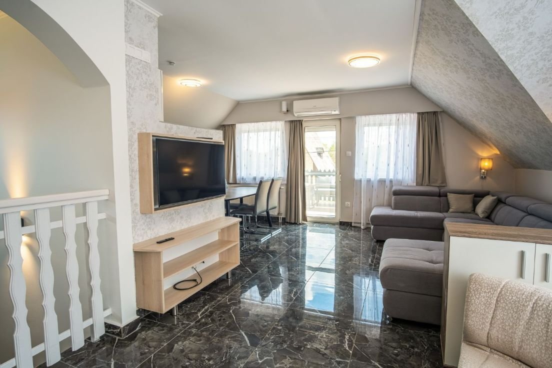 A luxurious family home in the immediate vicinity of the shore of Lake Balaton, which can also be used as an apartment. – Balatonkeresztúr, photo 35 of 45