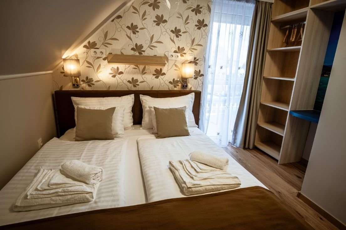 A luxurious family home in the immediate vicinity of the shore of Lake Balaton, which can also be used as an apartment. – Balatonkeresztúr, photo 38 of 45