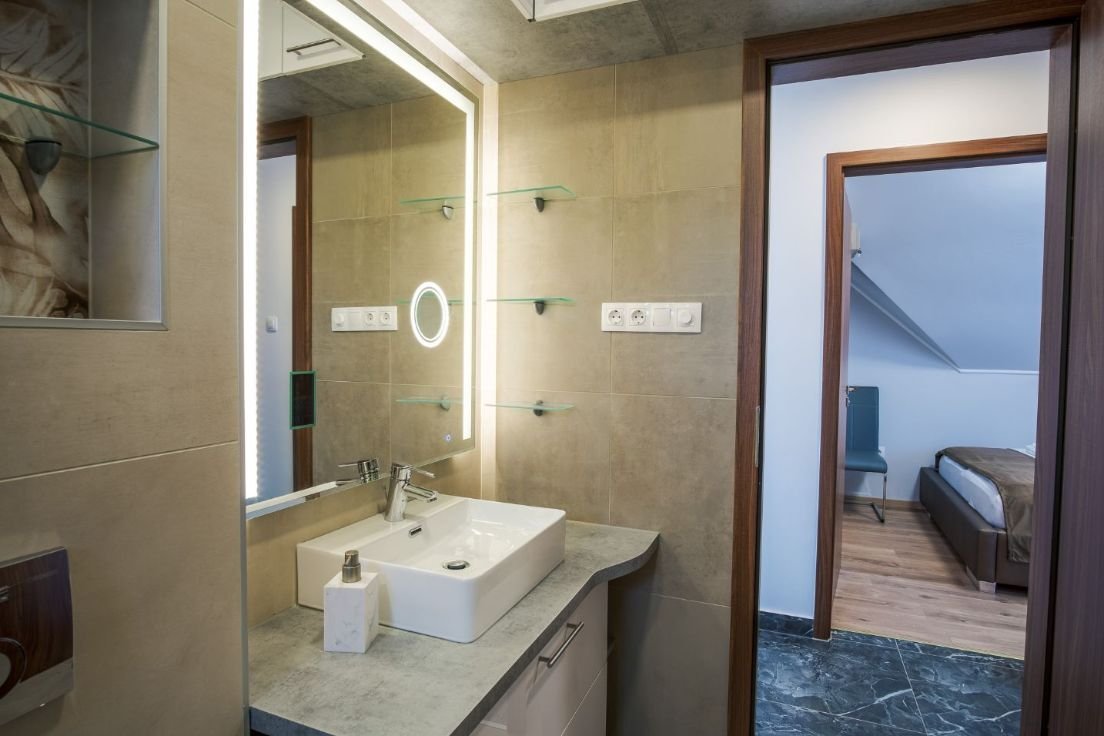 A luxurious family home in the immediate vicinity of the shore of Lake Balaton, which can also be used as an apartment. – Balatonkeresztúr, photo 40 of 45