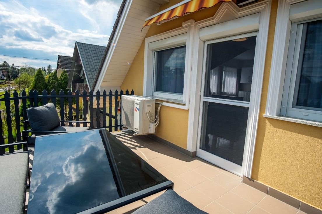 A luxurious family home in the immediate vicinity of the shore of Lake Balaton, which can also be used as an apartment. – Balatonkeresztúr, photo 44 of 45
