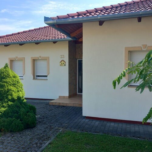 Vrijstaande woning met drie appartementen nabij het Balatonmeer – Kehidakustány, foto 1 van 14