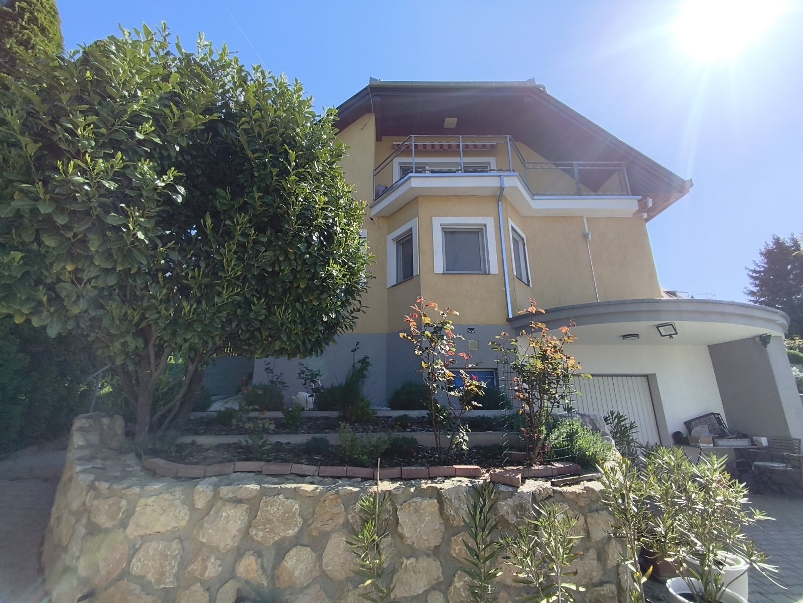(AAA) Familienhaus mit parkähnlichem Grundstück in außergewöhnlich guter Lage – Cserszegtomaj, Bild 1 von 59