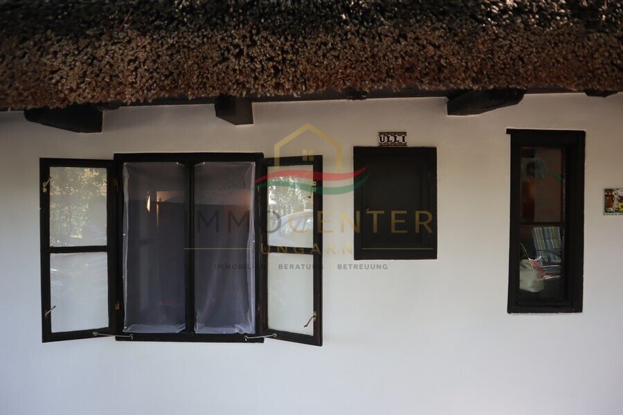 Fairytale-like, almost 100-year-old thatched farmhouse for sale in Győrújbarát, photo 8 of 21