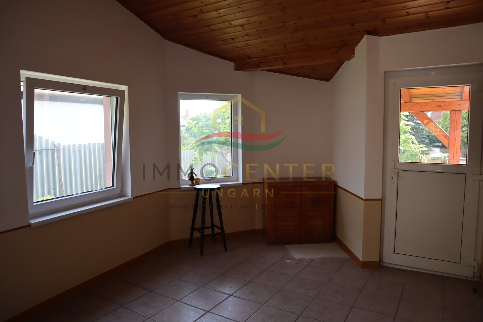 Familiehuis met serre, gastenverblijf, zwembad en sauna - vlakbij Győr, in Gönyű!, foto 2 van 23