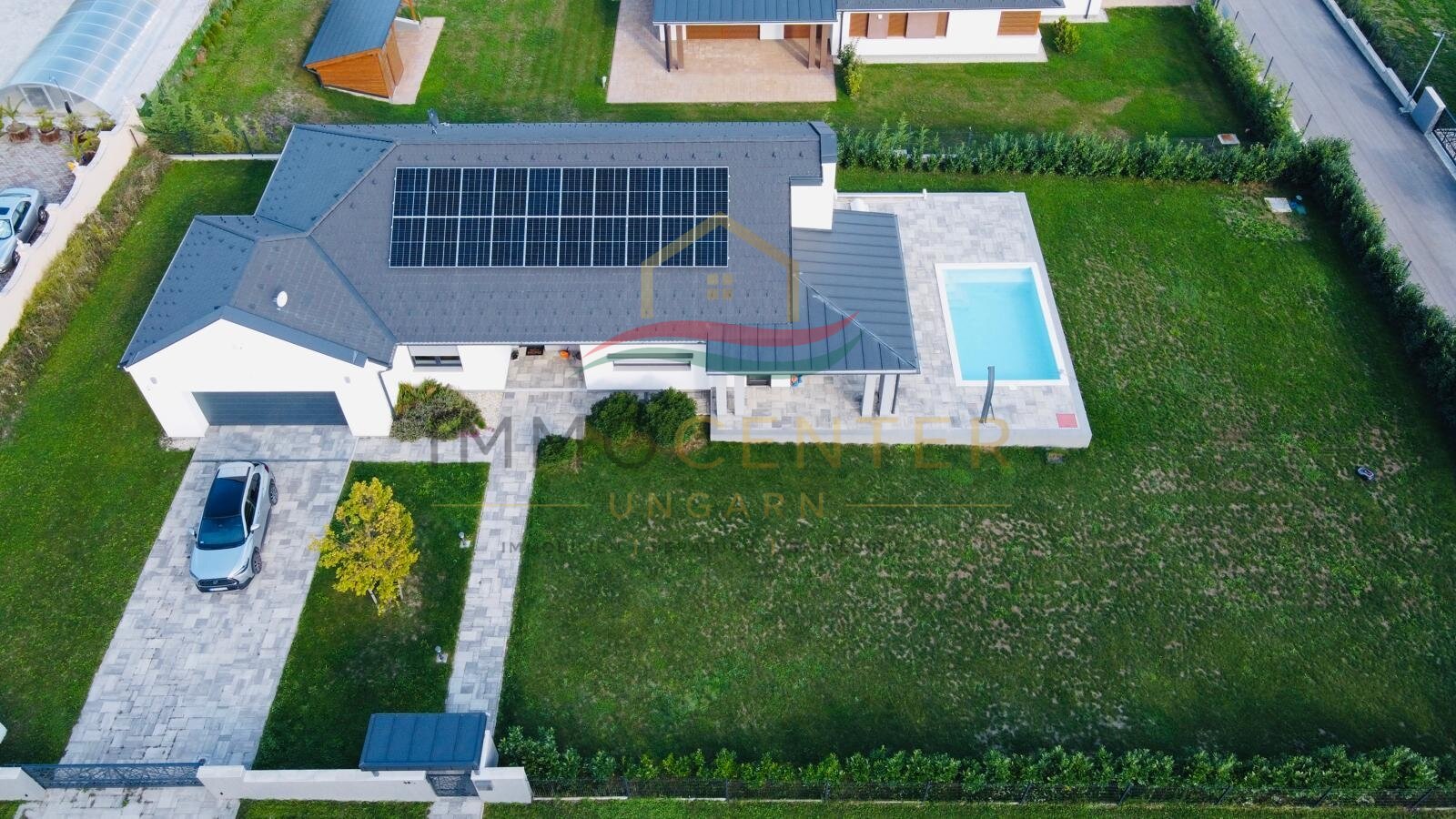 Modern, energiatakarékos családi ház Cserszegtomaj központjában - medencével és minőségi bútorokkal, 2/23. kép