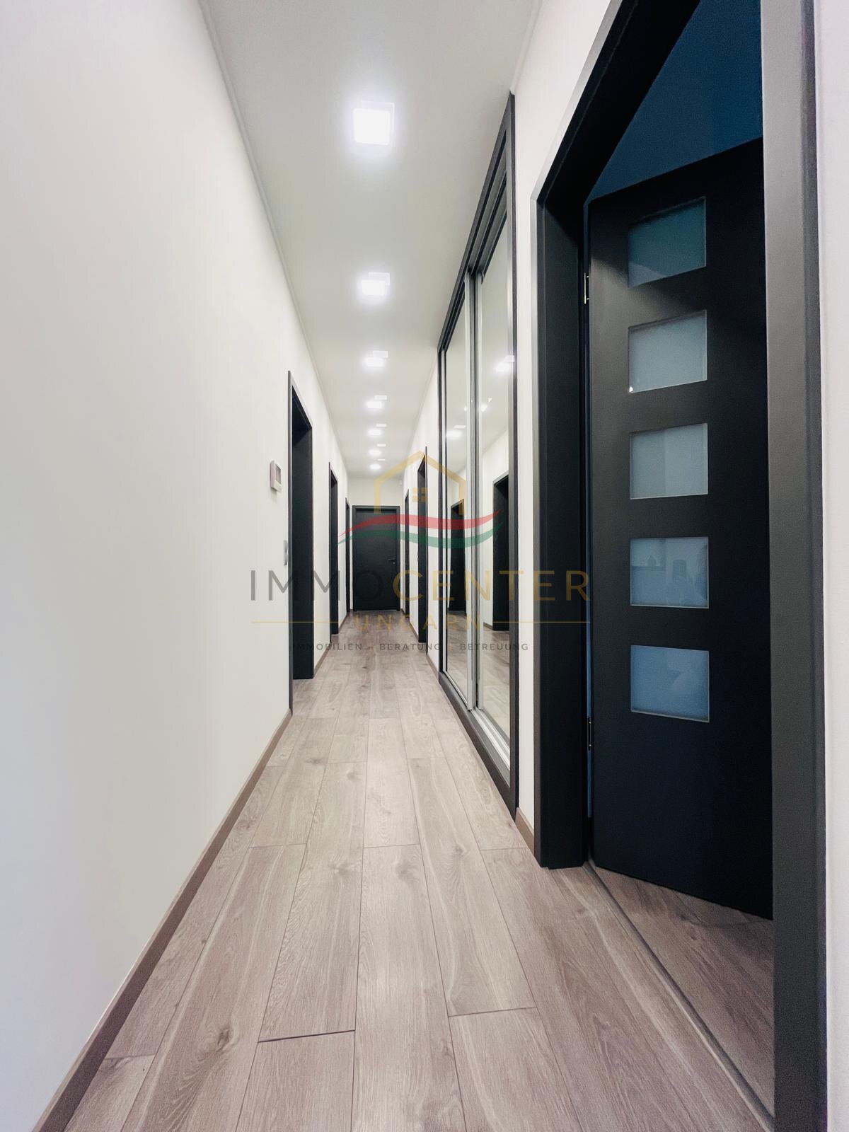 Modern, energiatakarékos családi ház Cserszegtomaj központjában - medencével és minőségi bútorokkal, 10/23. kép