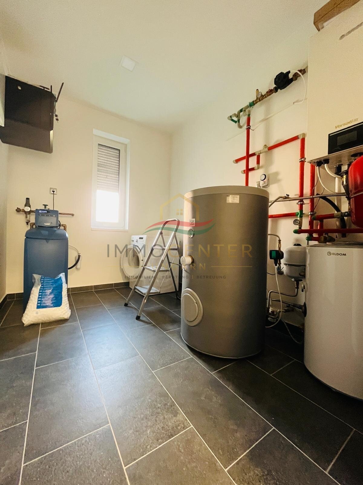 Modern, energiatakarékos családi ház Cserszegtomaj központjában - medencével és minőségi bútorokkal, 17/23. kép