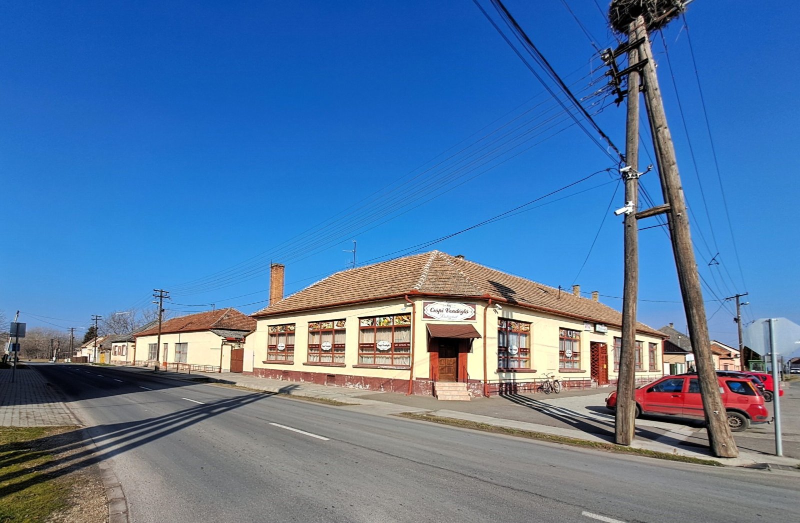 Restaurant met bar en voormalige kruidenierswinkel, te koop samen of afzonderlijk. – Miske, foto 1 van 20