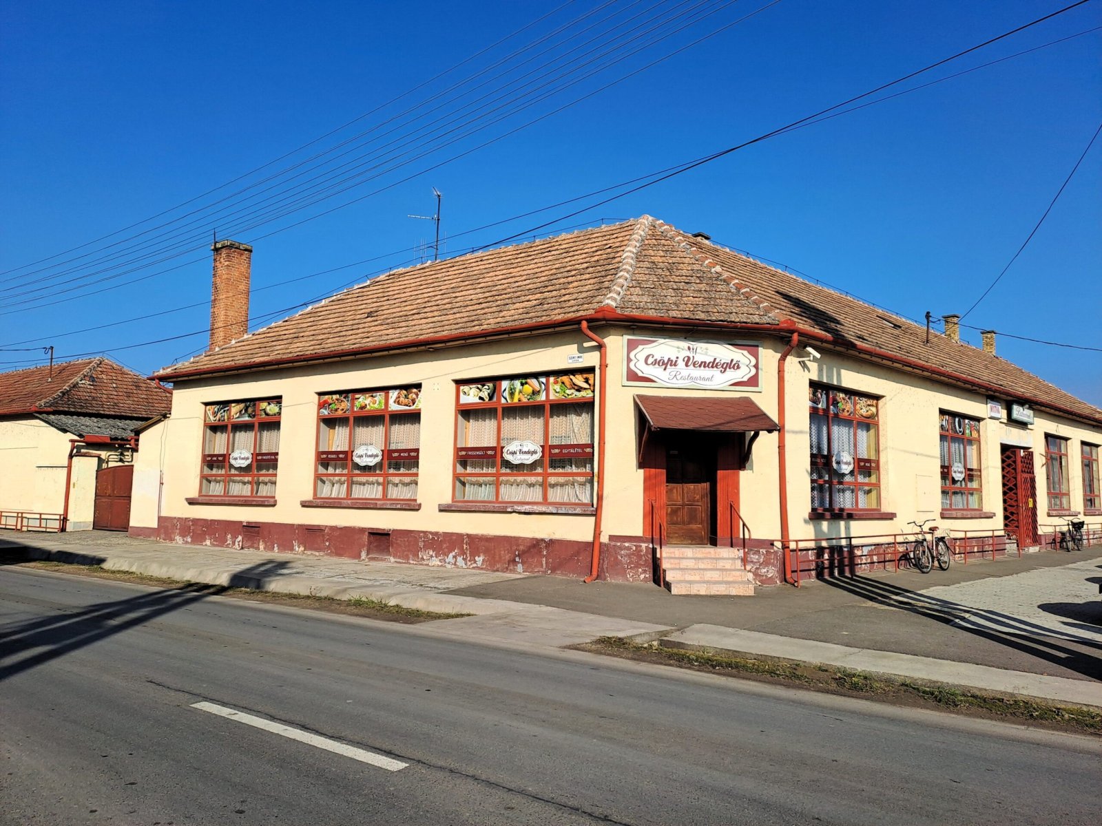 Restaurant met bar en voormalige kruidenierswinkel, te koop samen of afzonderlijk. – Miske, foto 2 van 20
