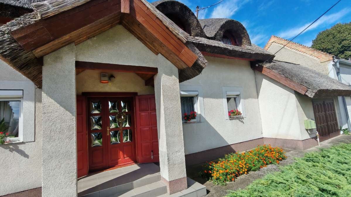 (AAA) Beautiful thatched-roof house on the Austrian border – Hegyeshalom, photo 3 of 25