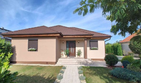 Moderner Bungalow mit Doppelgarage in Ják, Bild 1 von 11