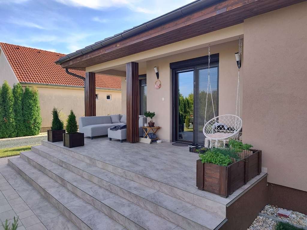 Moderner Bungalow mit Doppelgarage in Ják, Bild 6 von 11