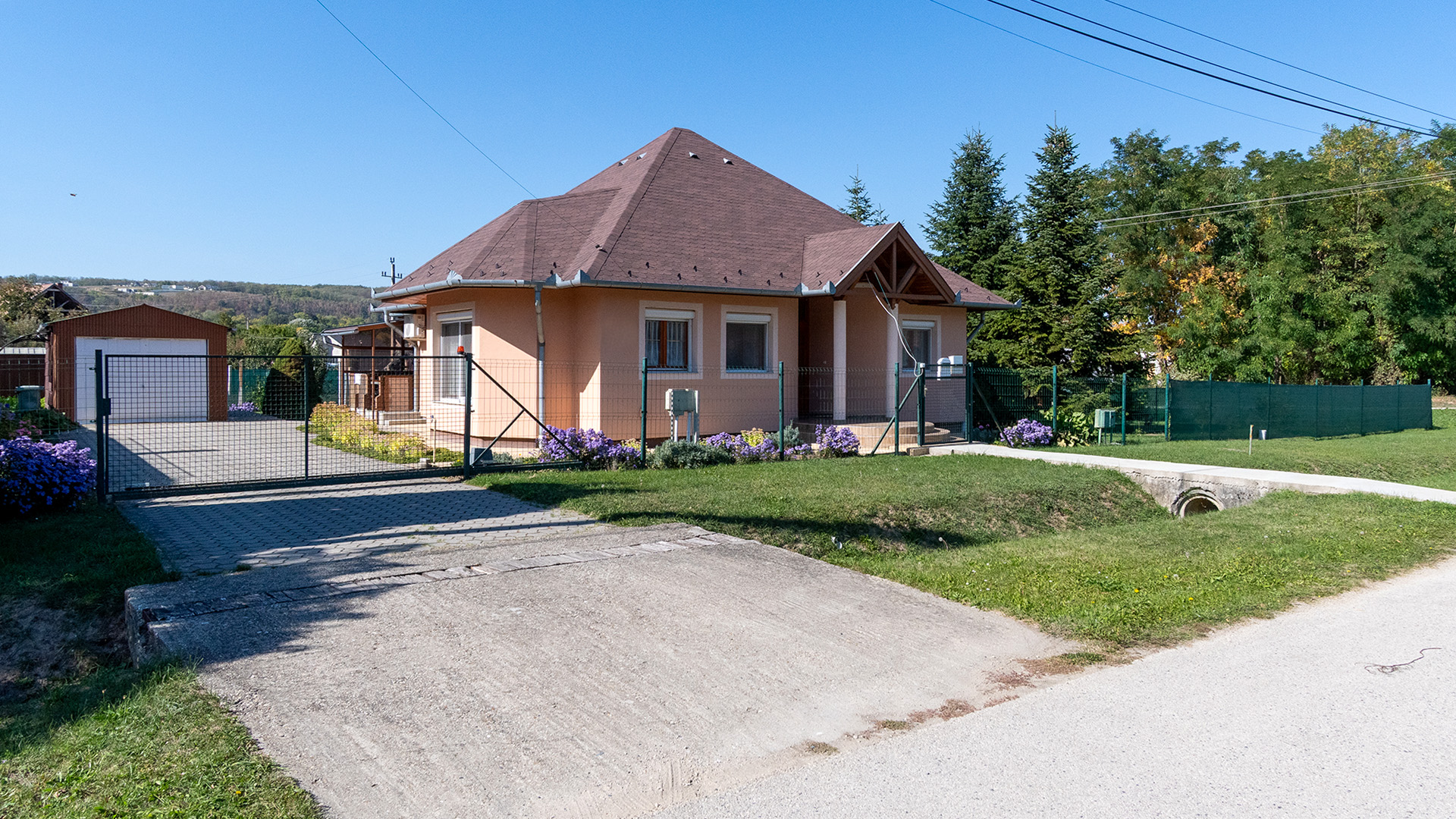 (BAA) Gepflegtes Einfamilienhaus mit schön angelegtem Grundstück und Garage! – Zalacsány, foto 2 van 20