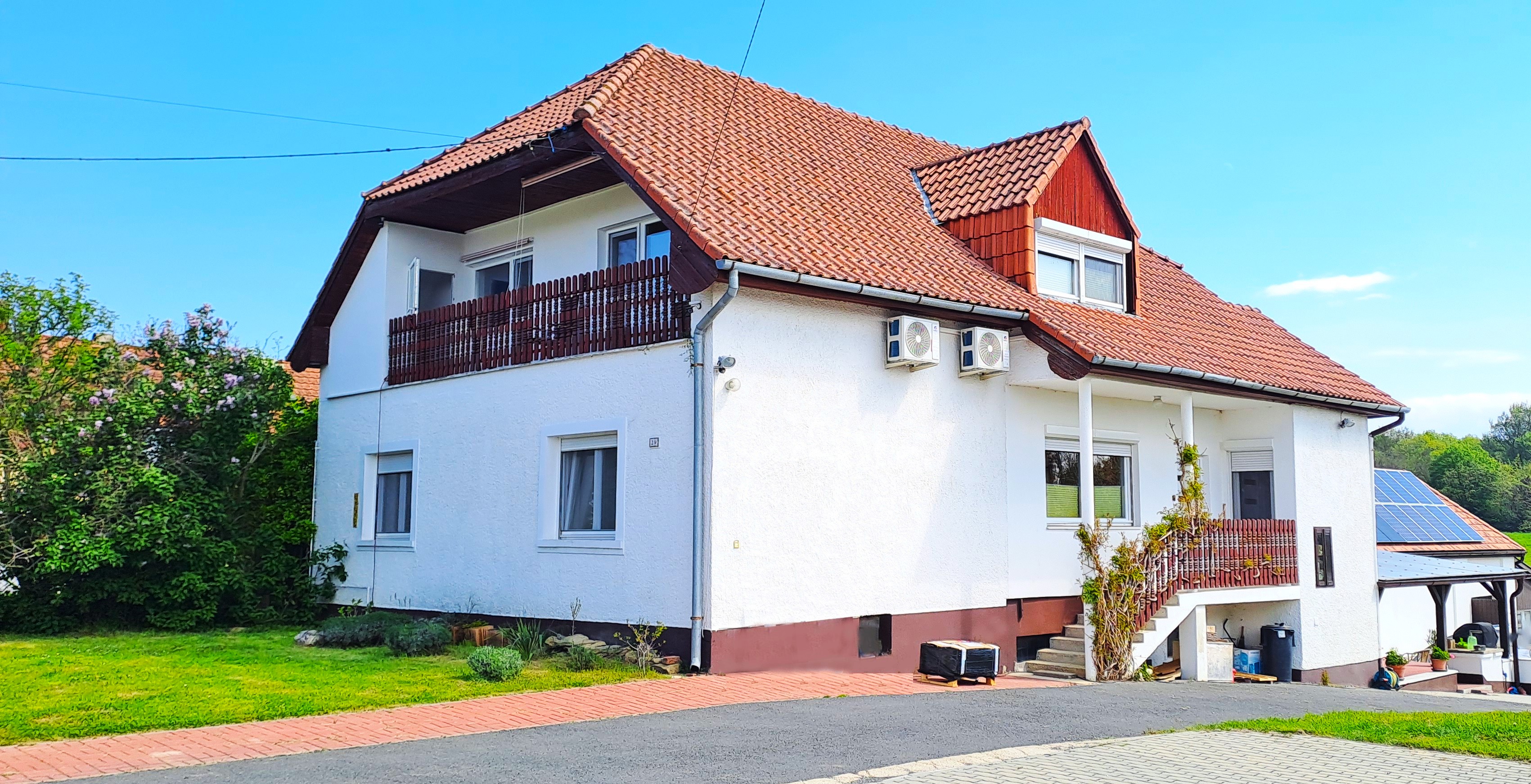 (AAA) Besonderes Anwesen nahe Hévíz: 280 m² Wohnfläche, 6.000 m² Grundstück & 14,7 kWp PV – Nemesbük, photo 2 of 19