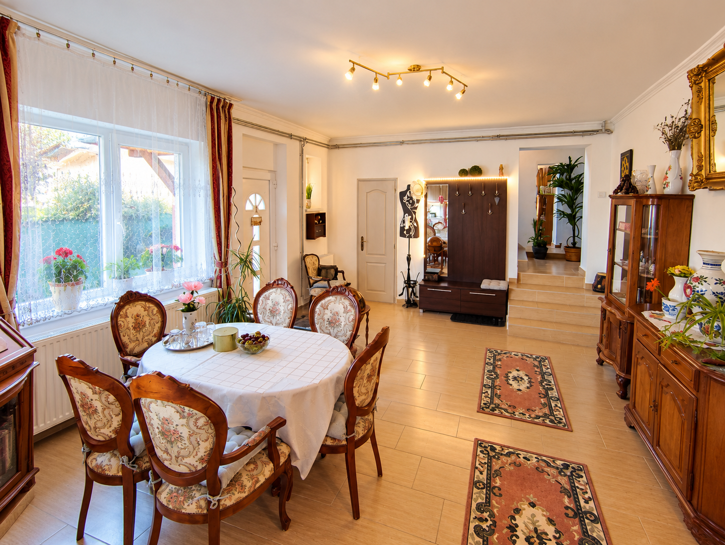(BAB) Renoviertes Wohnhaus mit Mobiliar, separater Wohneinheit und 960 m² Grundstück – Győr, photo 1 of 15