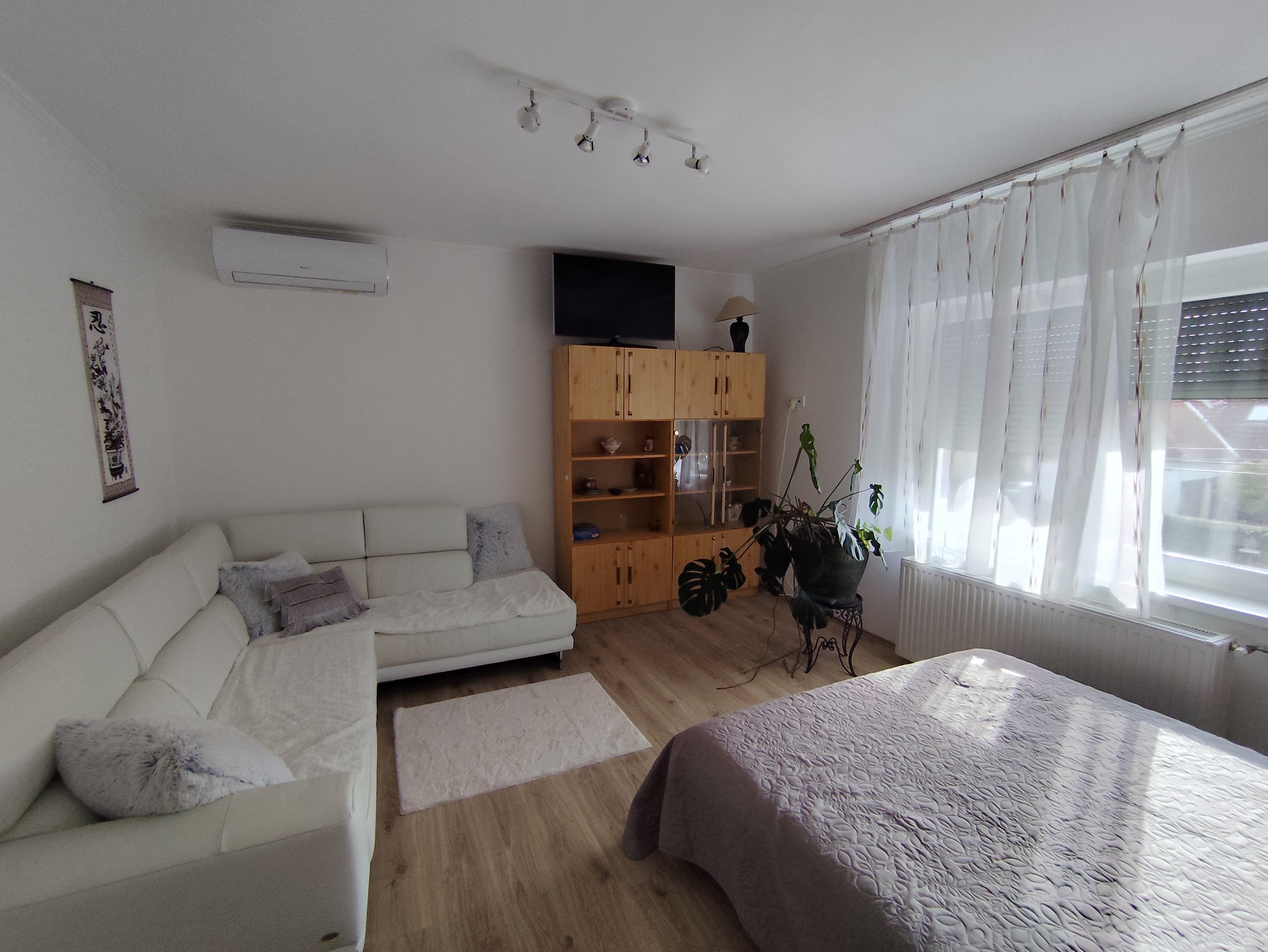 (BAB) Renoviertes Wohnhaus mit Mobiliar, separater Wohneinheit und 960 m² Grundstück – Győr, photo 7 of 15